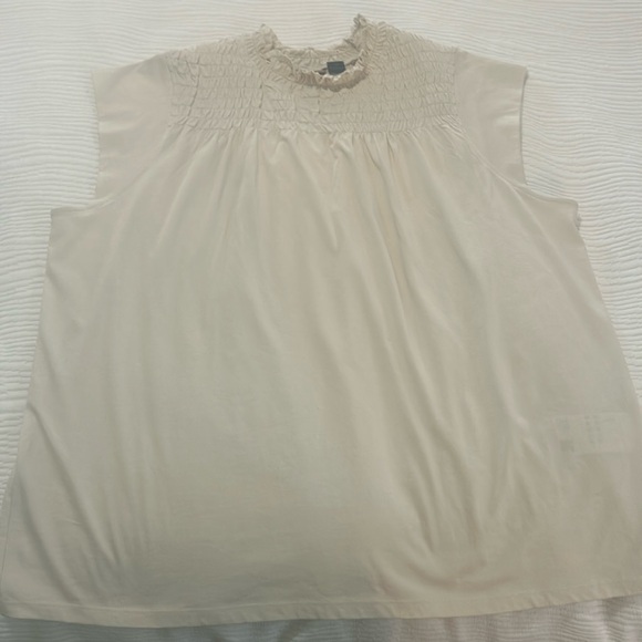 Hugo Boss smocked tshirt- never worn - Picture 2 of 3